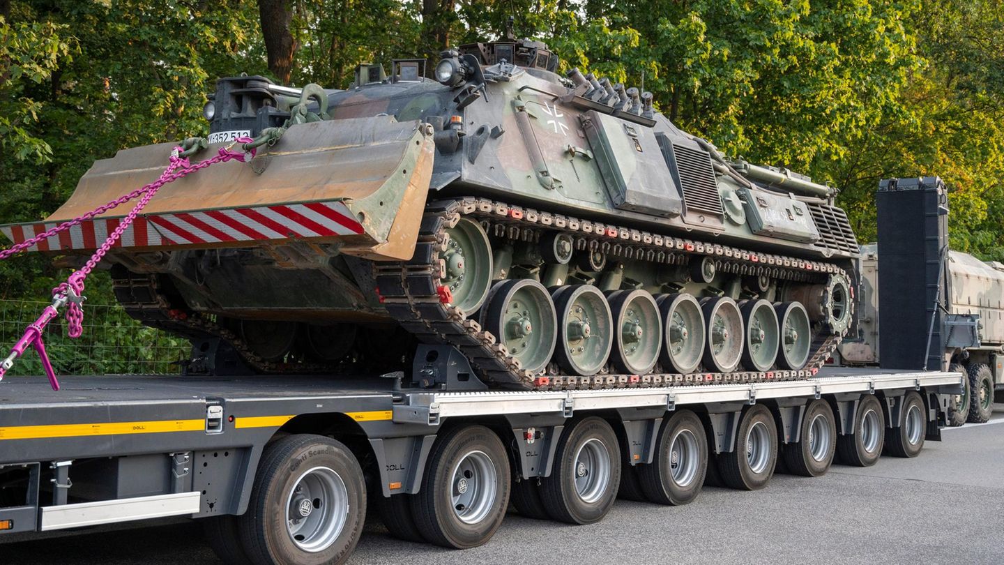 Ein auf einen Lkw-Auflieger geladener Pionierpanzer Dachs der Bundeswehr