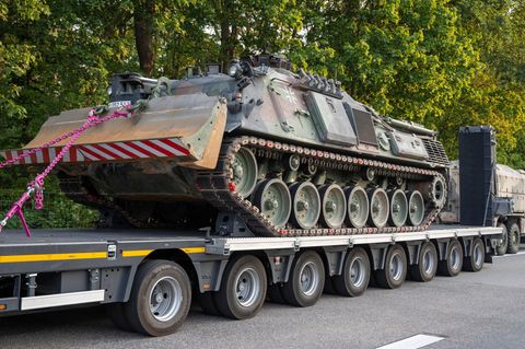 Ein auf einen Lkw-Auflieger geladener Pionierpanzer Dachs der Bundeswehr