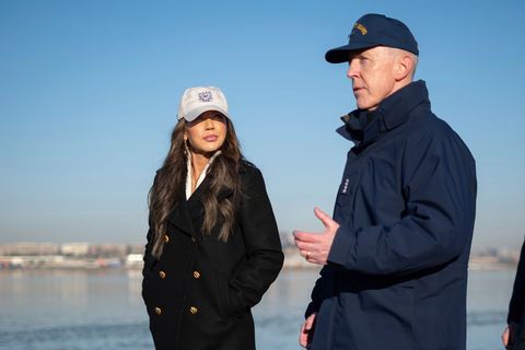 Admiral Kevin Lunday (r.), amtierender Kommandant der Kristi Noem unterstehenden US-Küstenwache, widersprach dem Medienbericht.