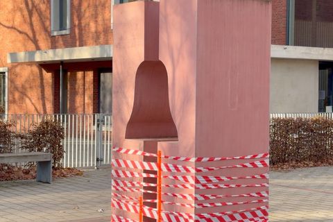 Die Polizei stellte die gestohlene Glocke sicher. Foto: Jörn Hüneke/dpa