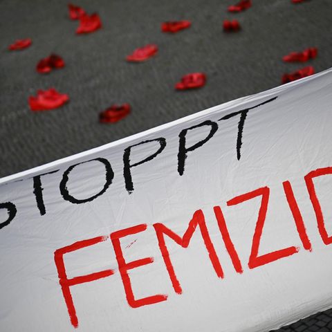 Ein Banner gegen Gewalt gegen Frauen