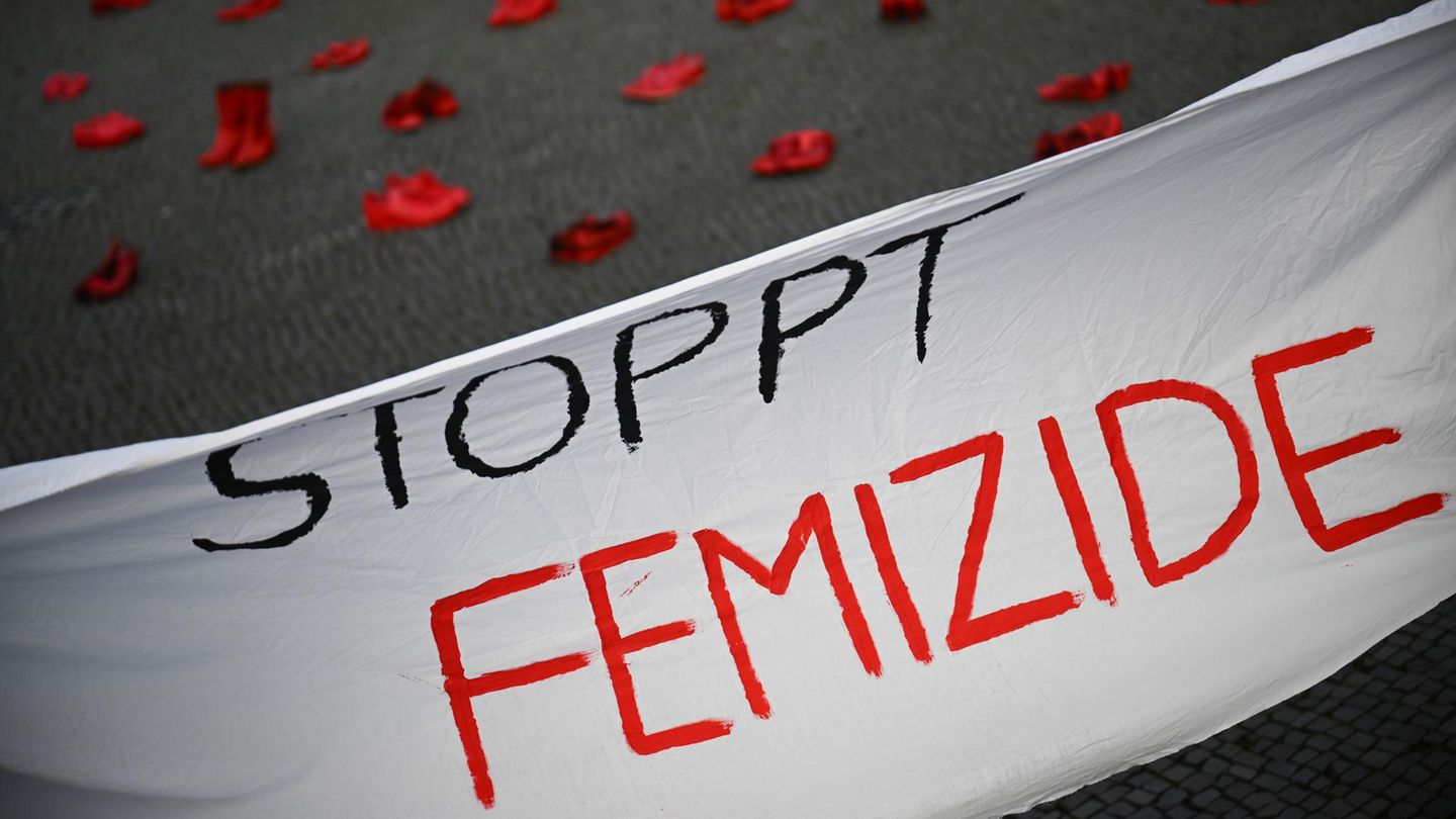 Ein Banner gegen Gewalt gegen Frauen