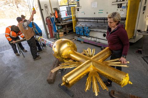 Die Familie der zuständigen Kunstschmiedin hat eine enge Verbindung zum Zugspitz-Kreuz. Foto: Peter Kneffel/dpa