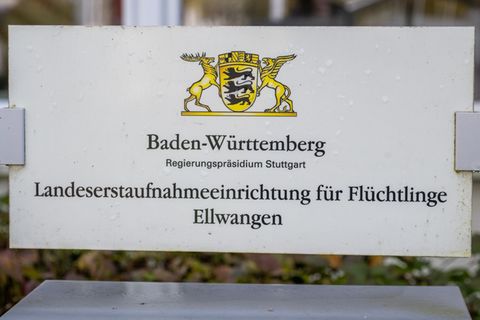 Schild Landeserstaufnahmestelle Ellwangen. (Archivbild) Foto: Stefan Puchner/dpa