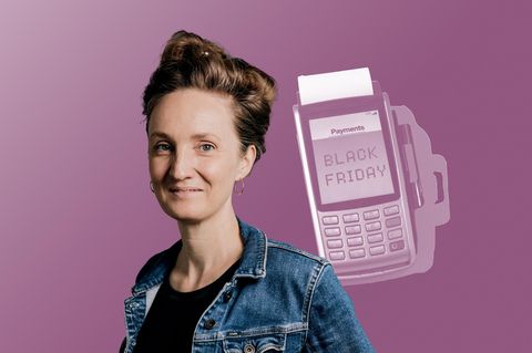 Kollage: Autorin Helen mit einem Zahlungsgerät am Black Friday