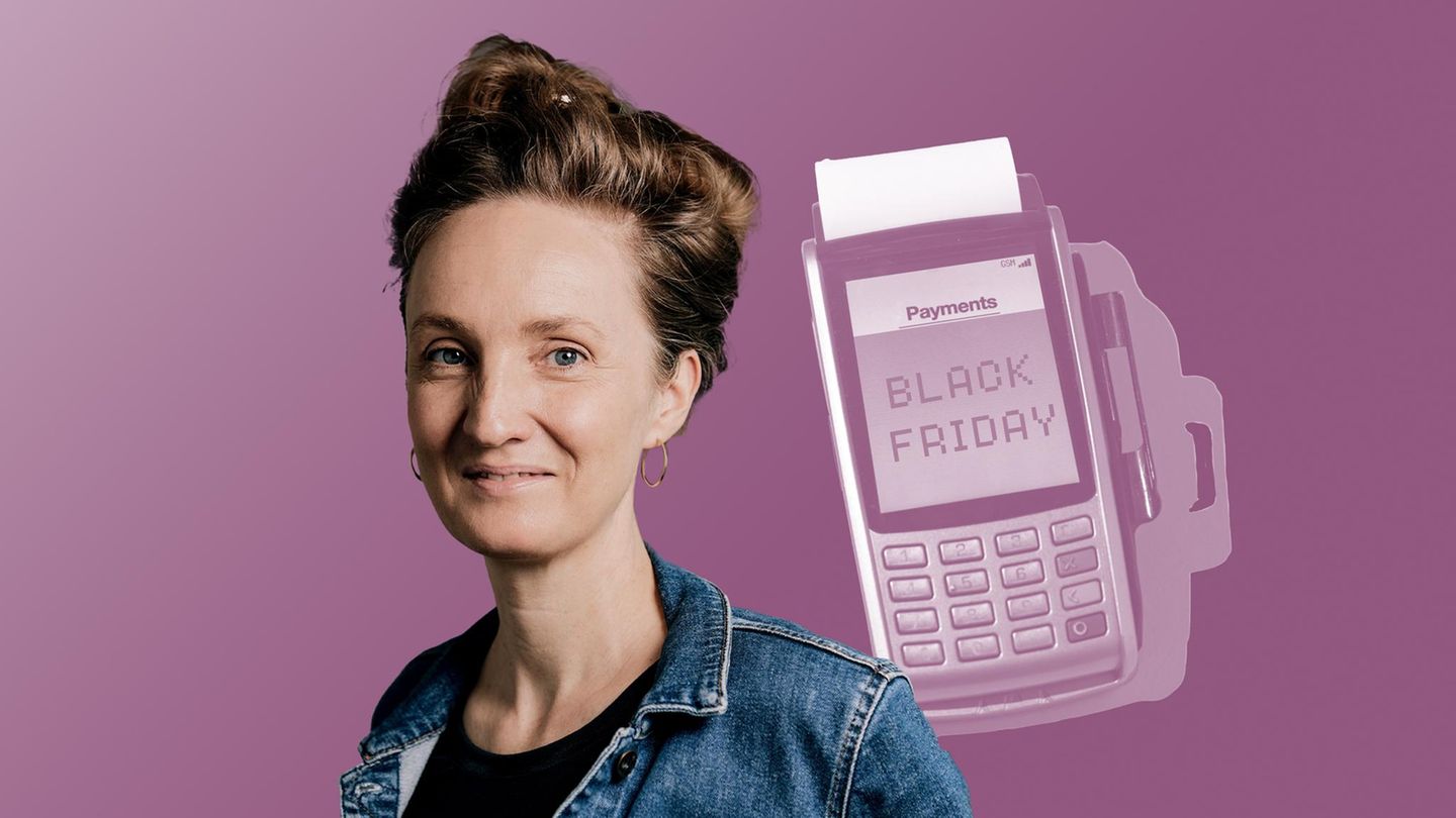 Kollage: Autorin Helen mit einem Zahlungsgerät am Black Friday