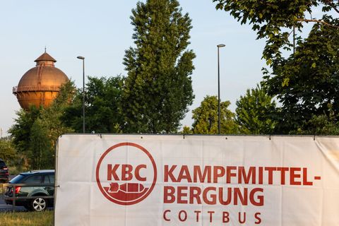 Wieder müssen die Spezialisten für Kampfmittelbergung eine Bombe auf dem Gelände der Deutschen Bahn in Cottbus entschärfen. (Arc