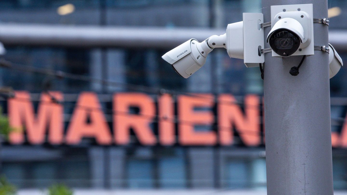 Der Marienplatz in Schwerin ist in der Vergangenheit immer wieder Schauplatz gewalttätiger Auseinandersetzungen geworden. (Archi