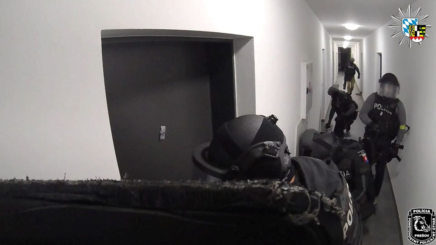 Mednarodna preiskava razkrila obsežne telefonske goljufije s "šok klici"