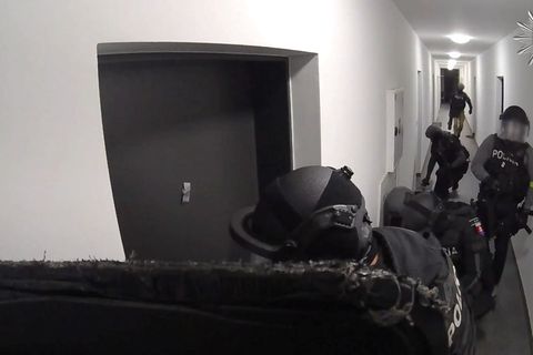 Die slowakische Polizei stürmt ein Appartement - hinter dieser Tür vermuteten sie den Ursprung vieler Schockanrufe. (Handout) Fo