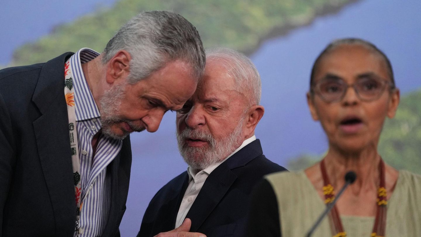 COP30-Präsident Andre Correa do Lago (l) spricht mit dem brasilianischen Präsidenten Luiz Inacio Lula da Silva