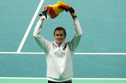 Zverev jubelte mit Deutschland-Fahne über den Viertelfinalsieg gegen Argentinien. Foto: Luca Bruno/AP/dpa