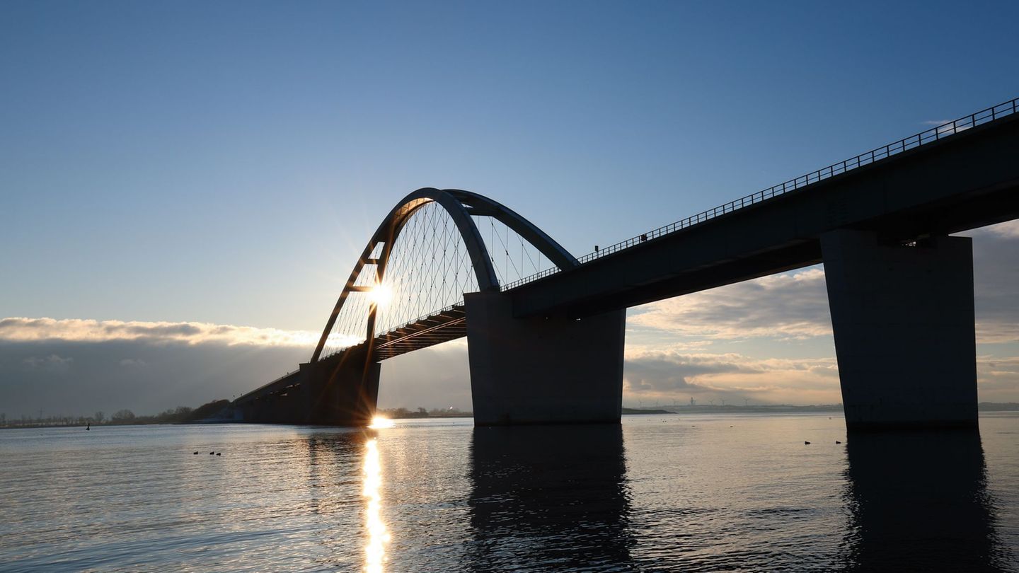 Die Kosten für die Hinterlandanbindung des Ostseetunnels steigen. (Symbolbild) Foto: Christian Charisius/dpa