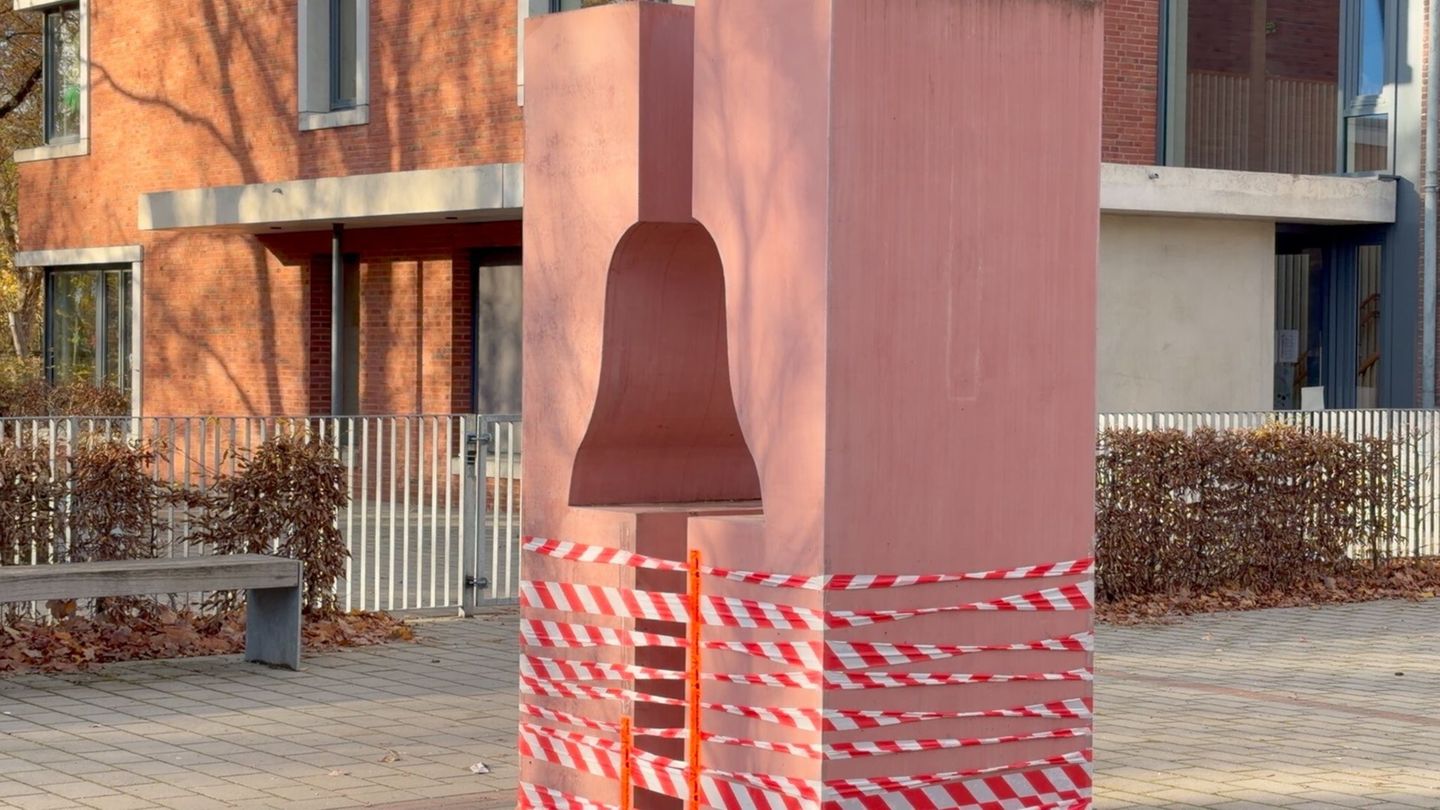 Die Polizei stellte die gestohlene Glocke sicher. Foto: Jörn Hüneke/dpa