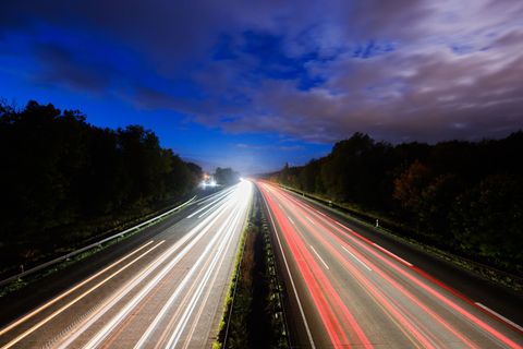 Eine Fahrt über die Autobahn - nicht für jeden erstrebenswert. (Illustration) Foto: Julian Stratenschulte/dpa
