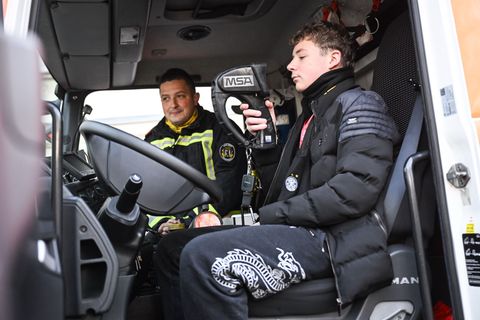 Eine Berliner Schule arbeitet mit der Feuerwehr für ein reguläres Unterrichtsfach "Retten und Schützen" zusammen. Foto: Britta P
