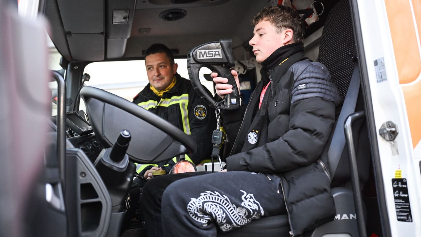 Eine Berliner Schule arbeitet mit der Feuerwehr für ein reguläres Unterrichtsfach "Retten und Schützen" zusammen. Foto: Britta P