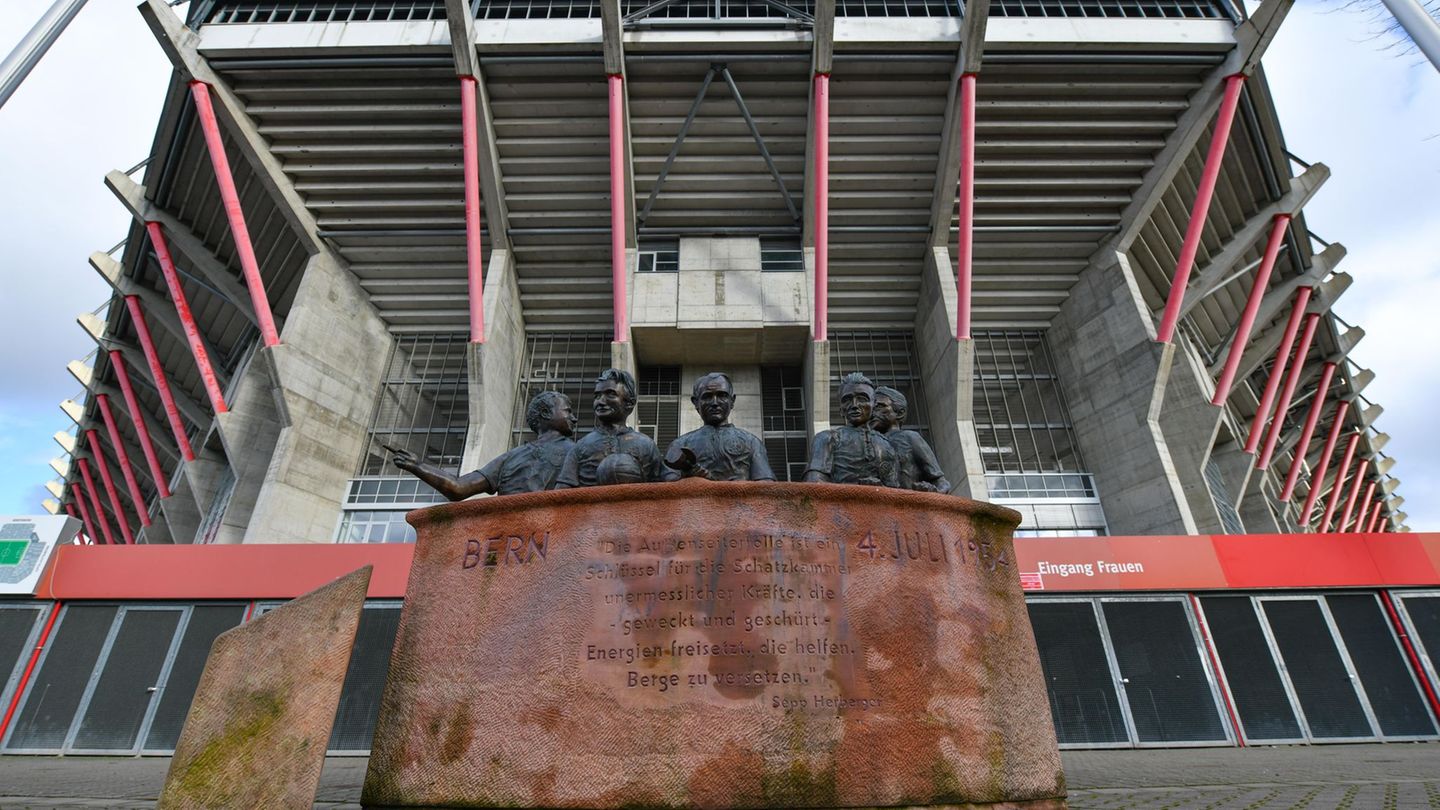 Fünf Weltmeistern des 1. FC Kaiserslautern wurde vor dem Fritz-Walter-Stadion ein Denkmal errichtet. Foto: Uwe Anspach/dpa