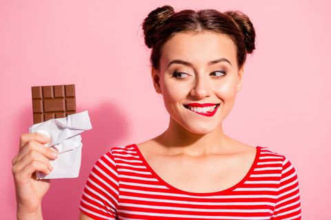 Ihr schlechter Ruf eilt diesen Lebensmitteln voraus: So denken viele Menschen bei Genussmitteln wie Schokolade, Kaffee und Wein an zu viel Zucker, Koffein und Alkohol. Doch in Maßen sind diese Leckereien sogar sehr gesund. Und die Liste an Lebensmitteln, die besser sind als ihr Ruf, ist noch länger ...