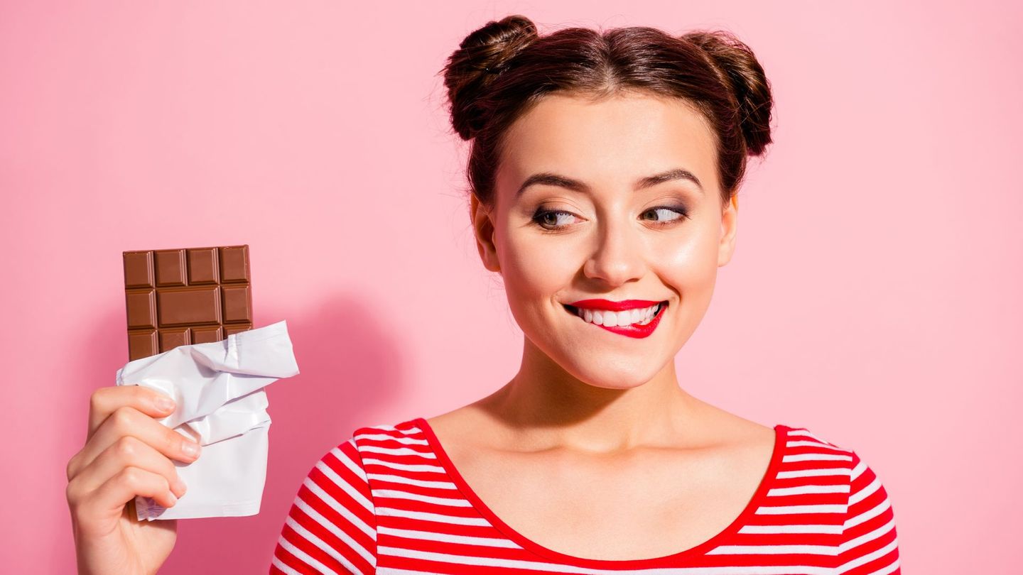 Eine Frau mit Schokolade in der Hand