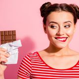 Eine Frau mit Schokolade in der Hand