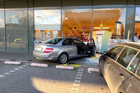 Der Aufprall war so stark, dass die Fensterscheibe des Ladens zerbrach und Regale umgeworfen wurden. Foto: Jörn Hüneke/dpa