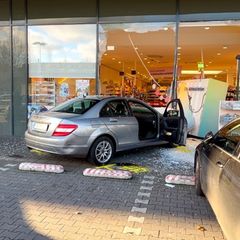 Der Aufprall war so stark, dass die Fensterscheibe des Ladens zerbrach und Regale umgeworfen wurden. Foto: Jörn Hüneke/dpa