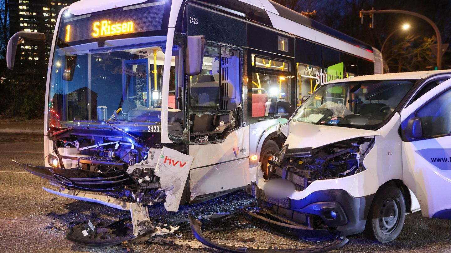 Im Bereich der Kreuzung trafen der Bus und der Transporter aufeinander. Foto: Bodo Marks/dpa