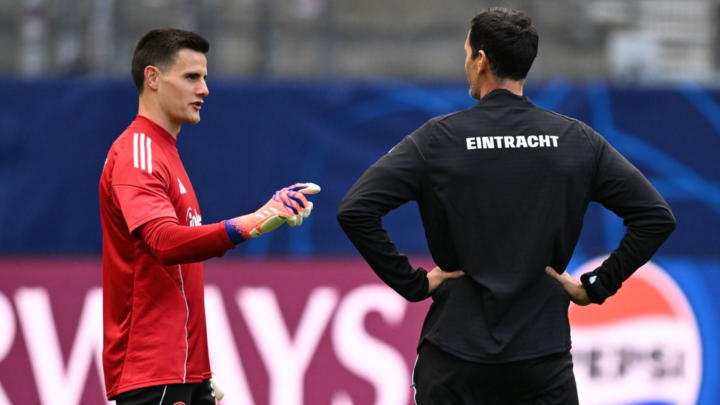 Aus Sicht von Eintracht Frankfurts Trainer Dino Toppmöller (r) ist Michael Zetterer (l) ein Kandidat für die deutsche Fußball-Na