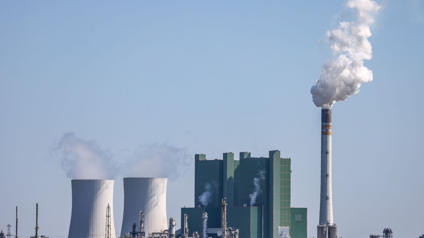 Der Brand im Kraftwerk Schkopau ist unter Kontrolle. (Archivbild) Foto: Jan Woitas/dpa