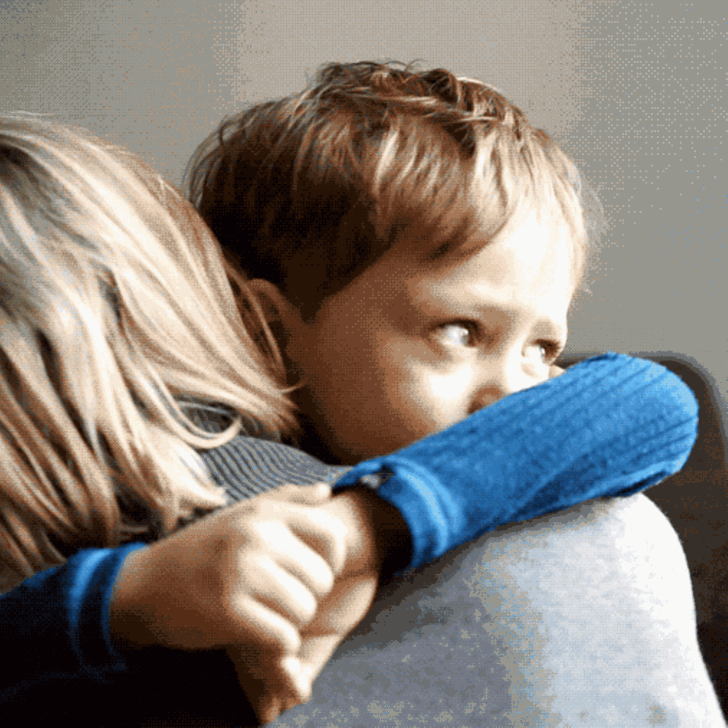 Ein Kind liegt in den Armen seiner Mutter