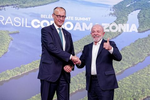 Kanzler Friedrich Merz schüttelt Brasiliens Präsidenten Luiz Inacio Lula da Silva beim Klimagipfel die Hand