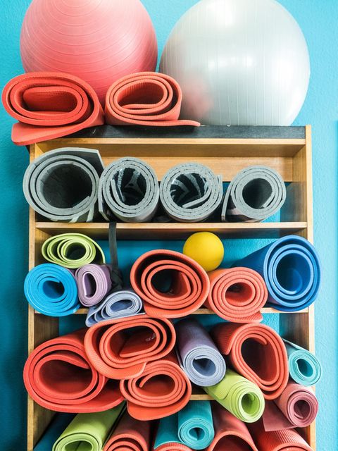 Ein Regal mit Fitnessmatten und Bällen