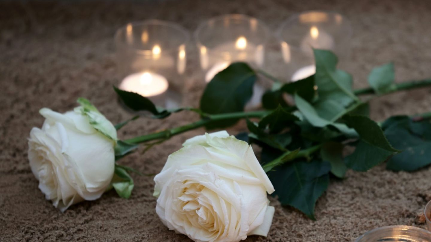 Weiße Rosen und Teelichte