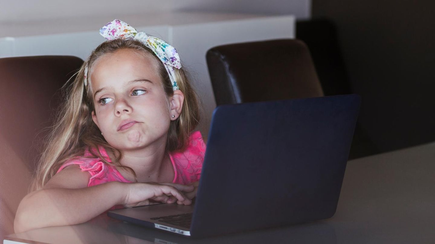 Kinder: Ein Mädchen sitzt unkonzentriert am Rechner