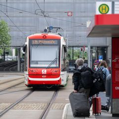 Für ein Einzelticket müssen Fahrgäste bald 10 Cent mehr zahlen. (Archivbild) Foto: Hendrik Schmidt/dpa