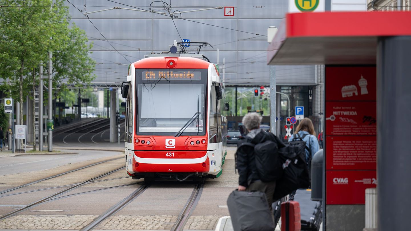 Für ein Einzelticket müssen Fahrgäste bald 10 Cent mehr zahlen. (Archivbild) Foto: Hendrik Schmidt/dpa