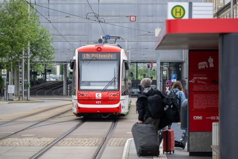 Für ein Einzelticket müssen Fahrgäste bald 10 Cent mehr zahlen. (Archivbild) Foto: Hendrik Schmidt/dpa