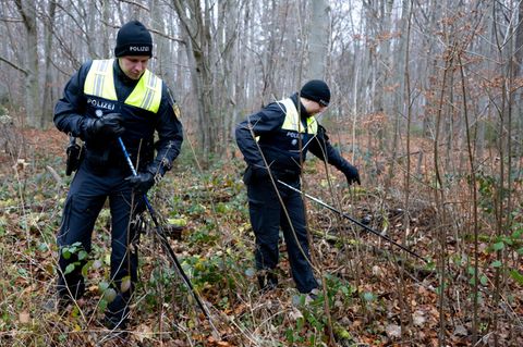 Polizisten durchsuchen das Waldstück im Forstenrieder Park südwestlich von München