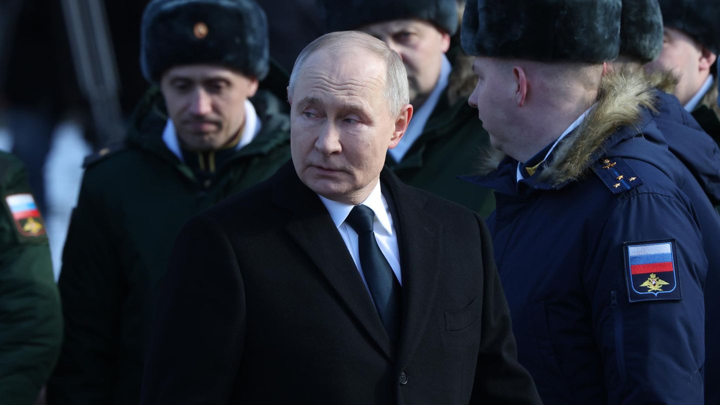 Wladimir Putin bei einem Truppenbesuch – Friedensplan