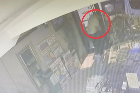 Vater versucht verzweifelt die Tür zu öffnen