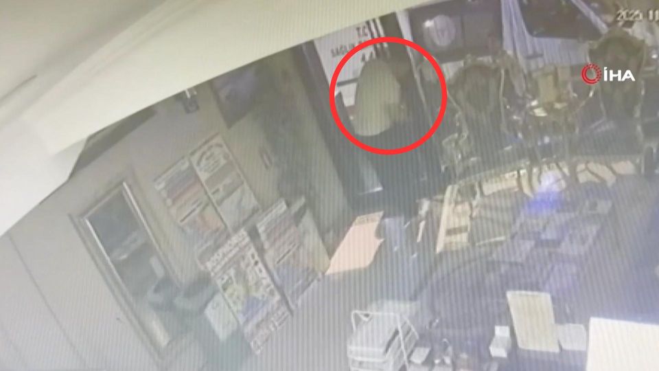 Vater versucht verzweifelt die Tür zu öffnen