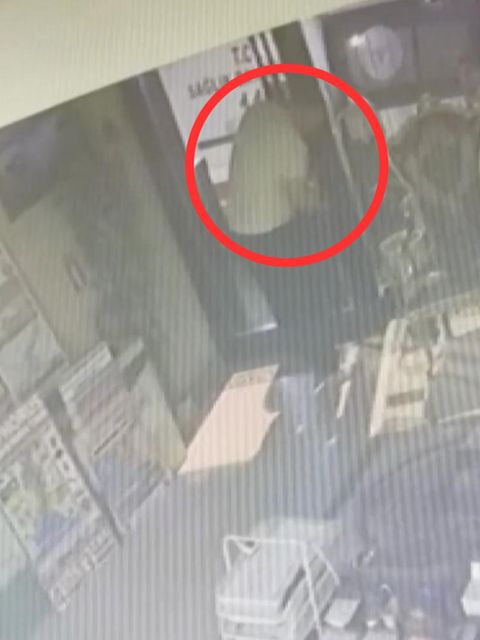 Vater versucht verzweifelt die Tür zu öffnen