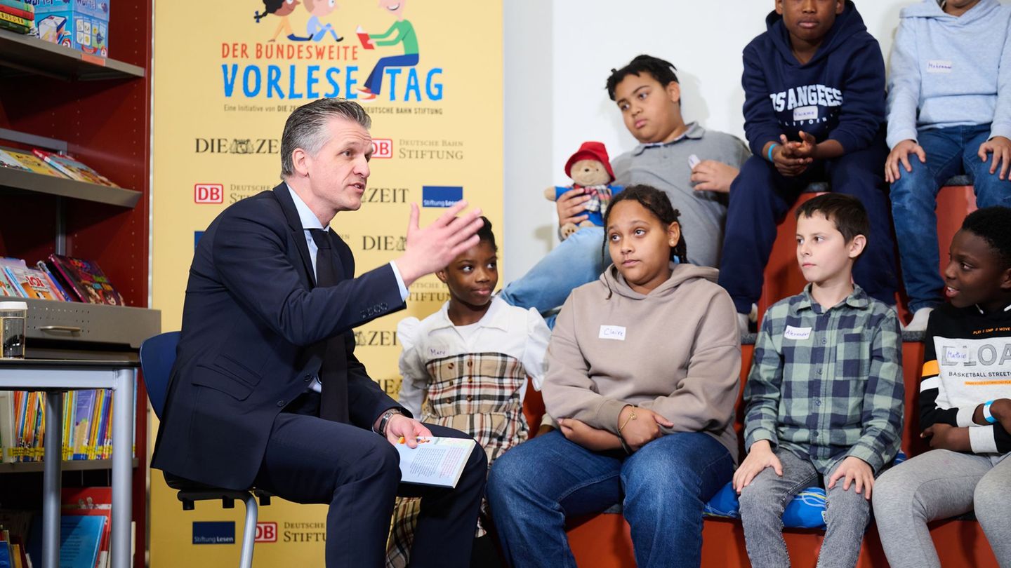 Kanzleramtschef Thorsten Frei (CDU) war zu Besuch in der Robert-Reinick-Grundschule. Foto: Annette Riedl/dpa