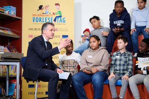 Kanzleramtschef Thorsten Frei (CDU) war zu Besuch in der Robert-Reinick-Grundschule. Foto: Annette Riedl/dpa