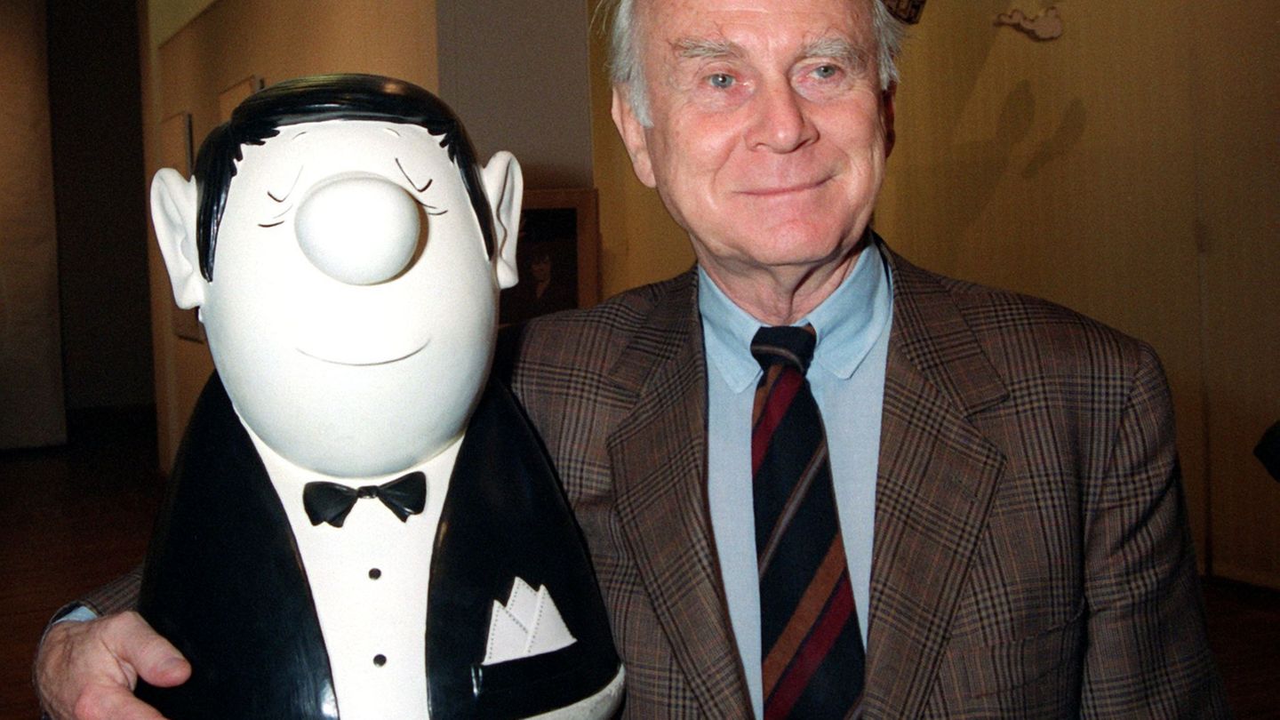 Vicco von Bülow (1923-2011) alias Loriot mit einer Figur des Knollennasenmanns - ein Markenzeichen des großen Humoristen. (Archi