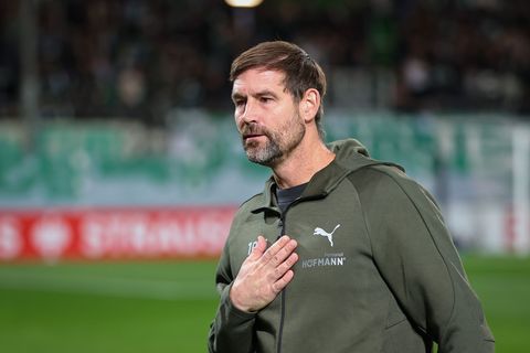 Trainer Thomas Kleine kündigt die Entscheidung für das Tor an. Foto: Daniel Karmann/dpa