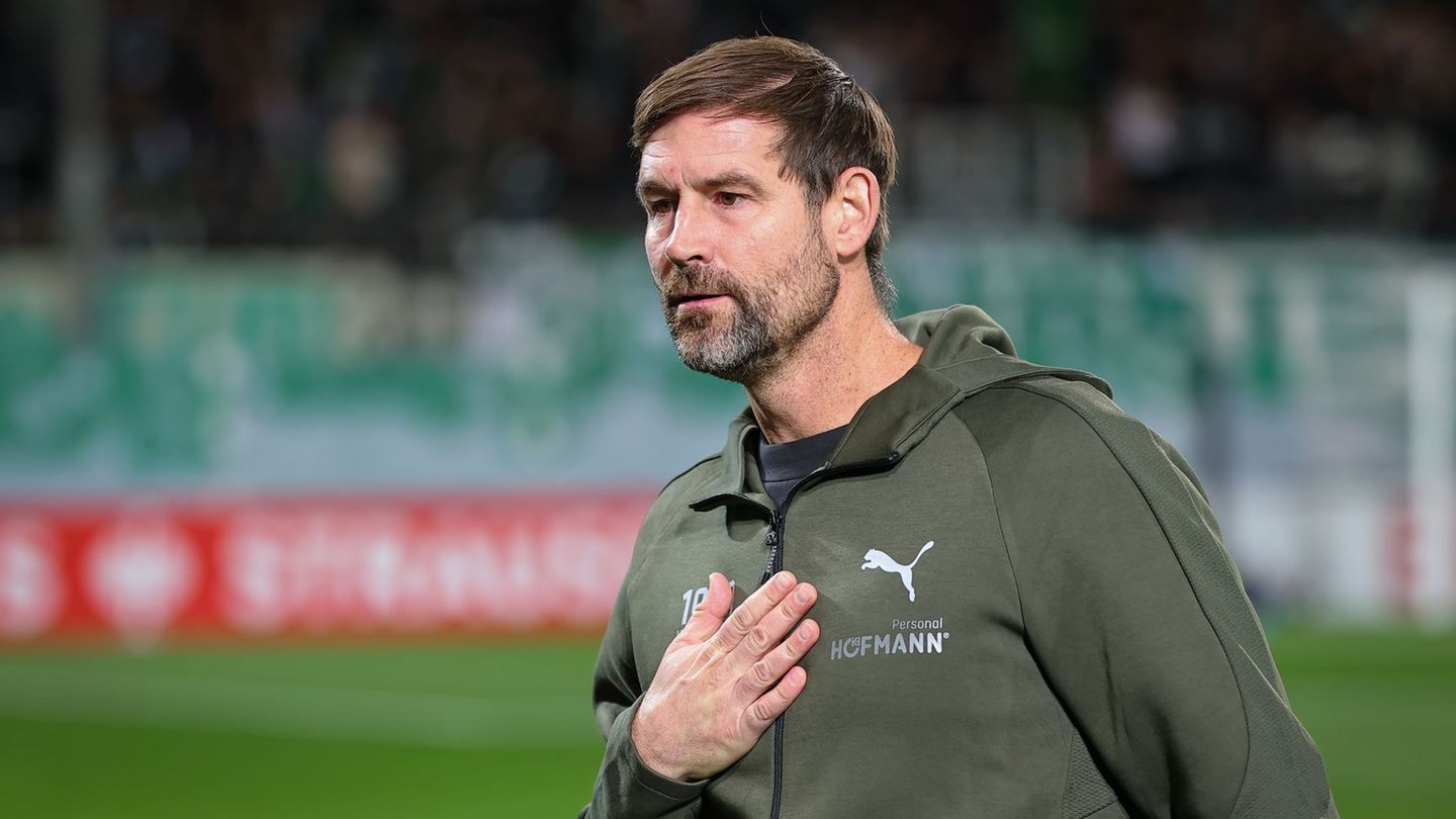 Trainer Thomas Kleine kündigt die Entscheidung für das Tor an. Foto: Daniel Karmann/dpa