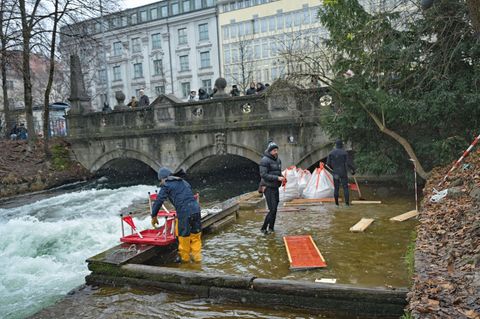 Strömungsexperten von der Hochschule München wollen die Eisbachwelle wiederherstellen. Foto: Malin Wunderlich/dpa