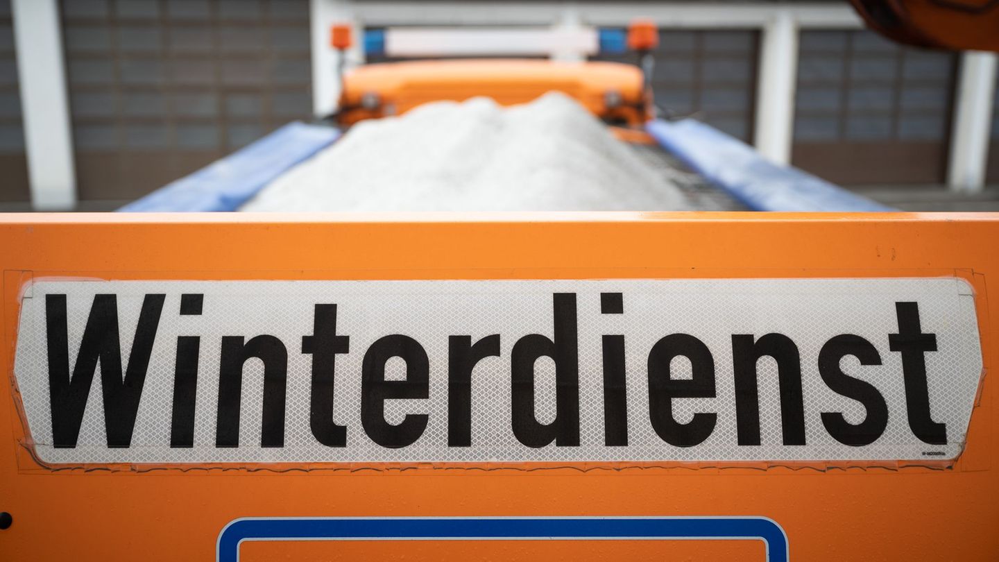 Ein Fahrzeug des Winterdienstes ist in Brand geraten.(Illustration) Foto: Sebastian Gollnow/dpa